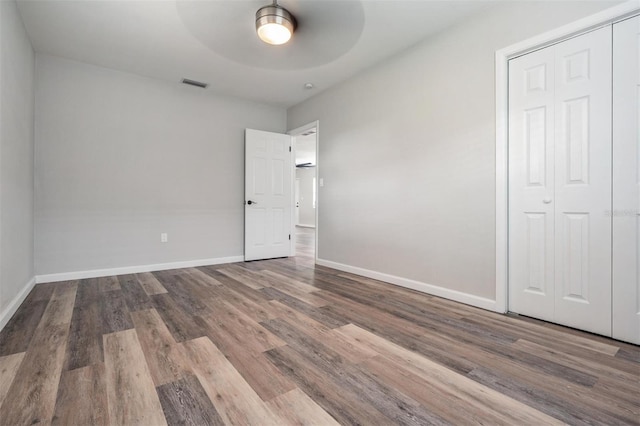 spare room featuring dark hardwood / wood-style floors and ceiling fan