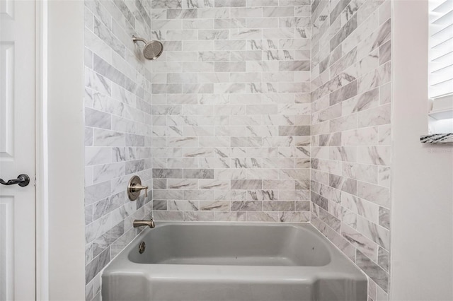 bathroom with tiled shower / bath combo