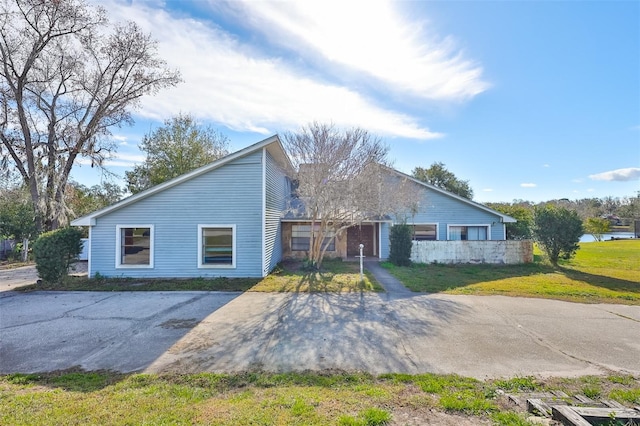 view of front of property with a front yard