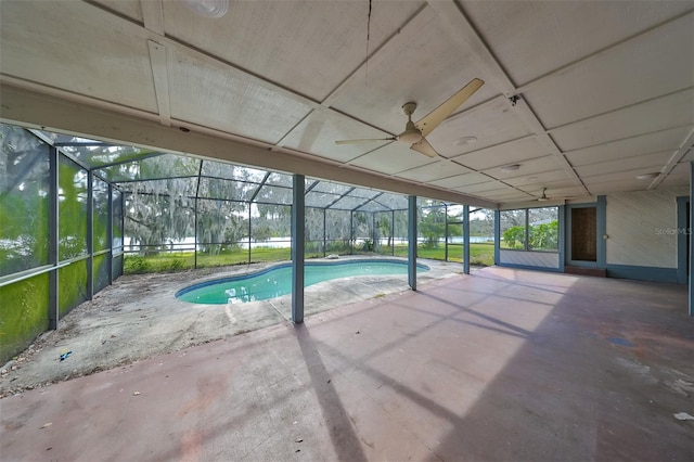 view of swimming pool with a lanai, ceiling fan, and a patio