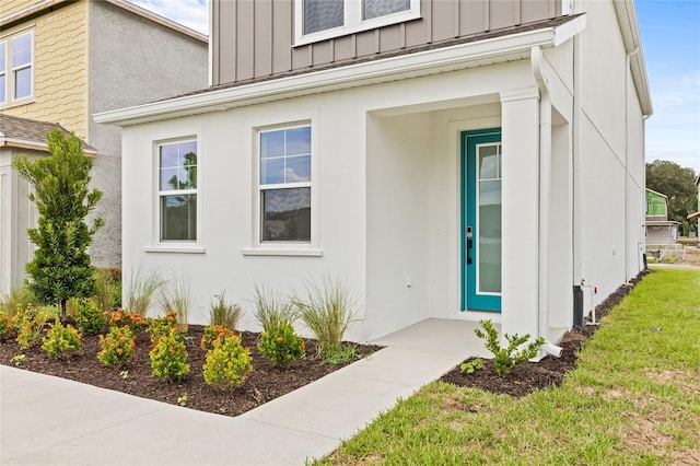 entrance to property featuring a yard