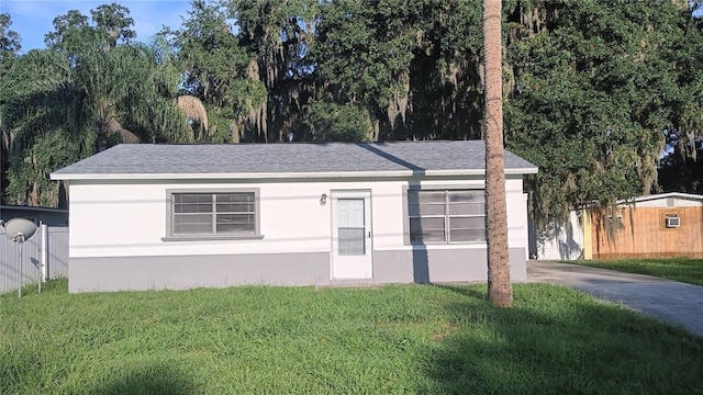 single story home with a front yard