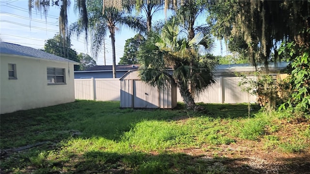 view of yard featuring a storage shed