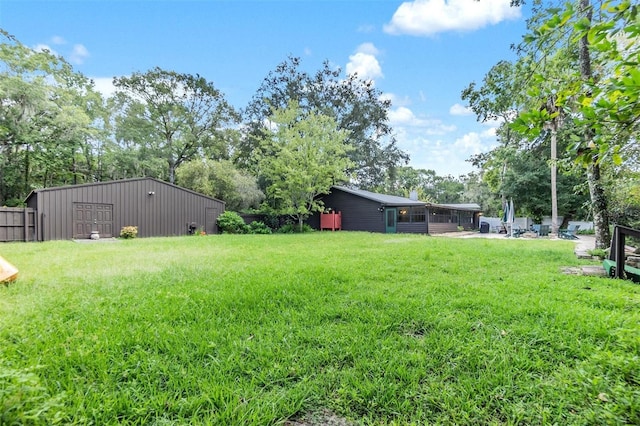 view of yard with an outdoor structure