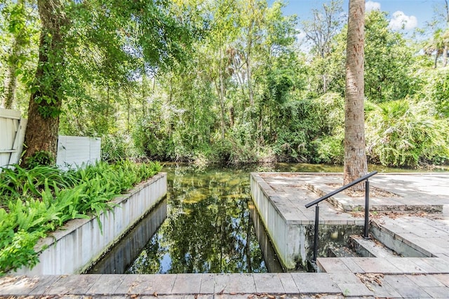 view of yard featuring a water view