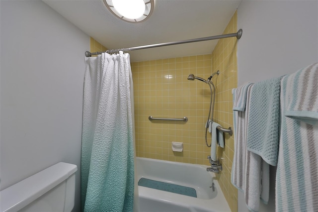 bathroom featuring shower / bath combo with shower curtain and toilet