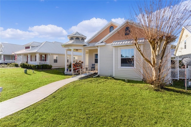 view of front of property featuring a porch and a front yard