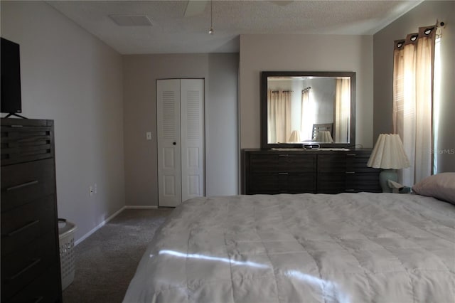 bedroom featuring carpet flooring, ceiling fan, a textured ceiling, and a closet