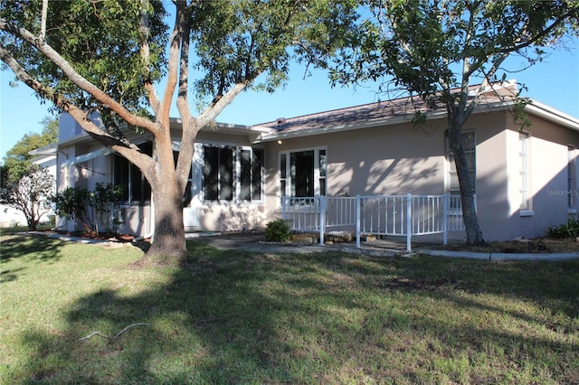 view of front of house with a front lawn