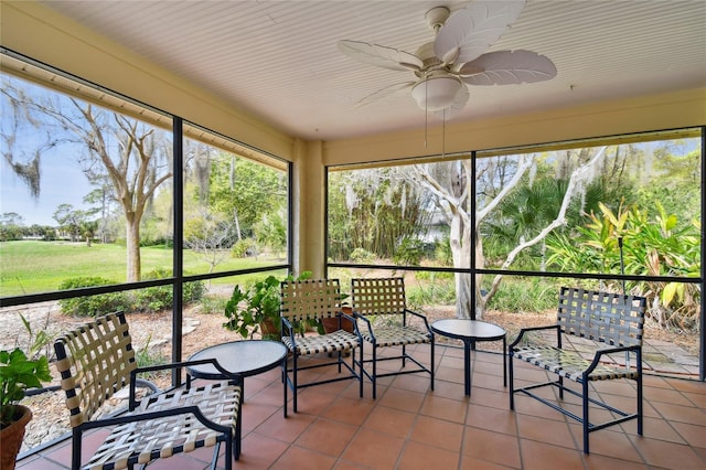 sunroom with ceiling fan