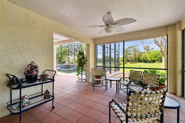 sunroom with ceiling fan