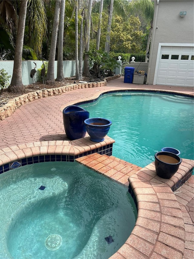 view of pool featuring an in ground hot tub