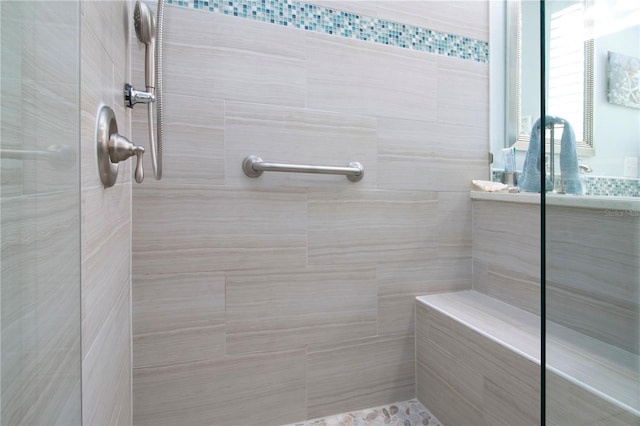 bathroom featuring a tile shower