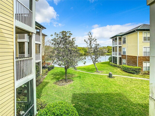 view of grassy yard featuring a water view