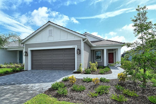 view of front facade with a garage