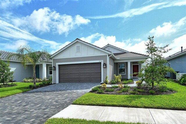 view of front of property featuring a front lawn and a garage