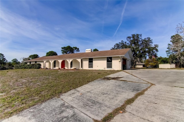 ranch-style home featuring a front lawn