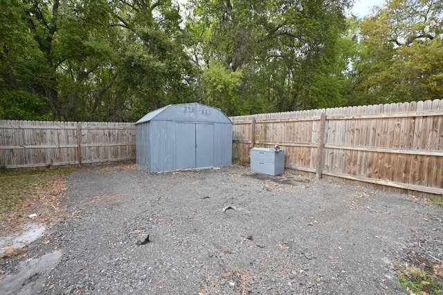 view of yard featuring a storage unit