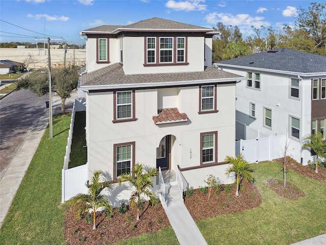 view of front of property featuring a front yard