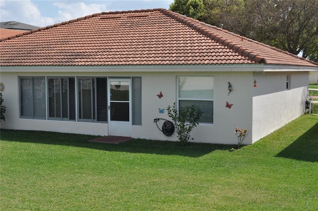 back of house featuring a lawn