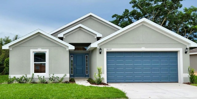 view of front of house featuring a front lawn and a garage