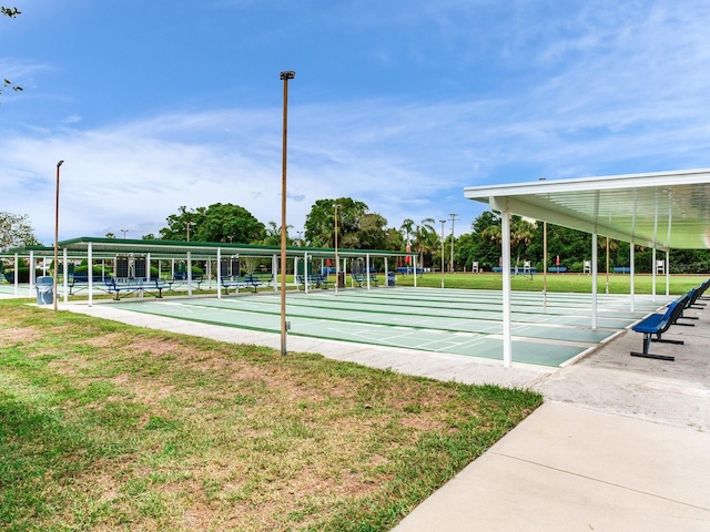 view of property's community featuring a lawn