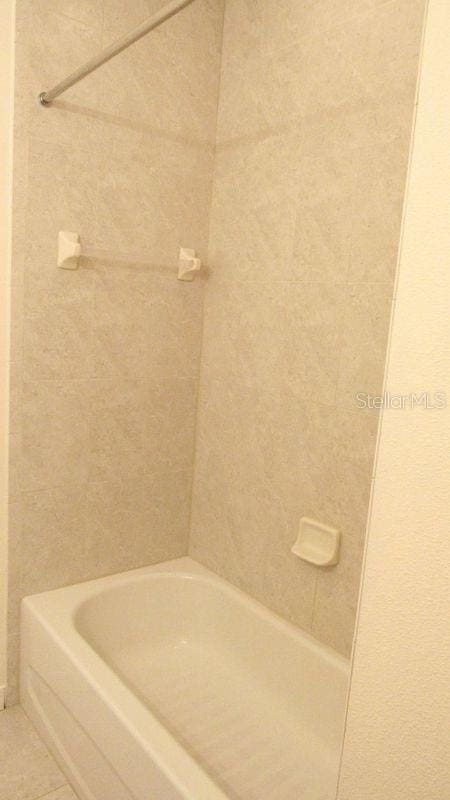 bathroom featuring tiled shower / bath combo