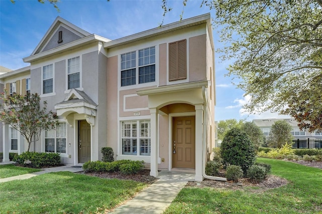 view of front of home featuring a front yard