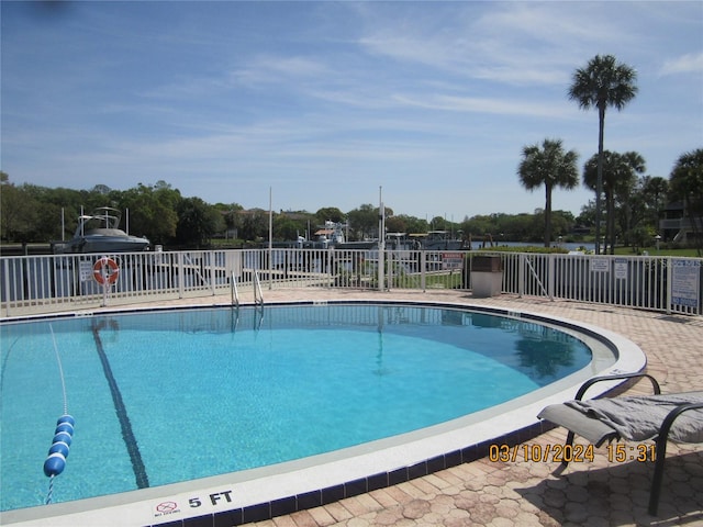 view of swimming pool