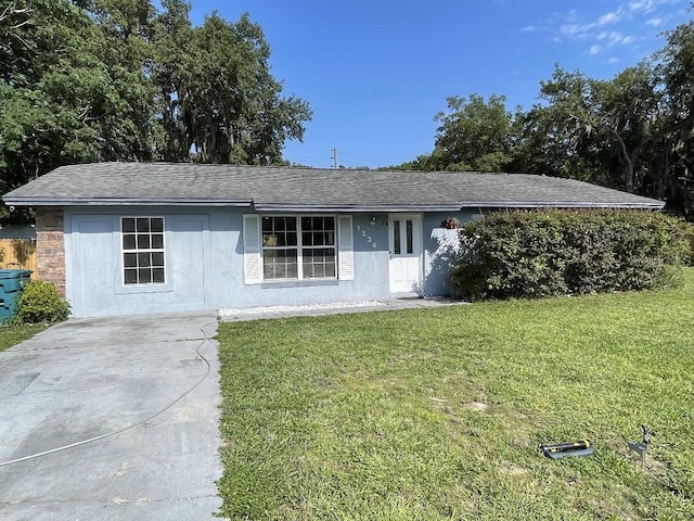 single story home featuring a front yard