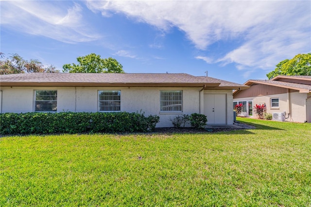 view of front of property featuring a front lawn