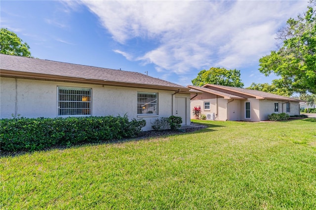 single story home with a front lawn