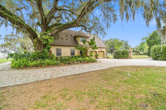 view of front facade with a garage and a front yard