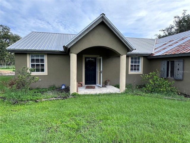 view of front of home featuring a front yard