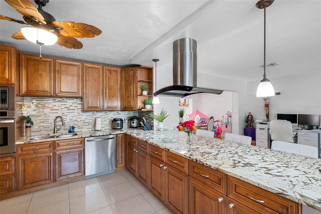 kitchen with sink, kitchen peninsula, backsplash, appliances with stainless steel finishes, and decorative light fixtures