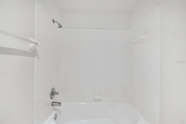 bathroom featuring tiled shower / bath combo