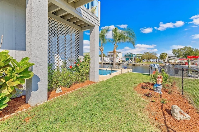 view of yard featuring a water view