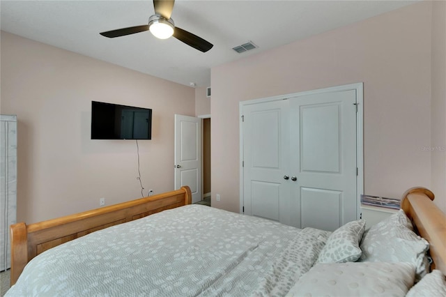 bedroom featuring a ceiling fan, visible vents, and a closet