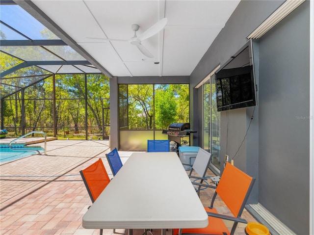 sunroom featuring ceiling fan