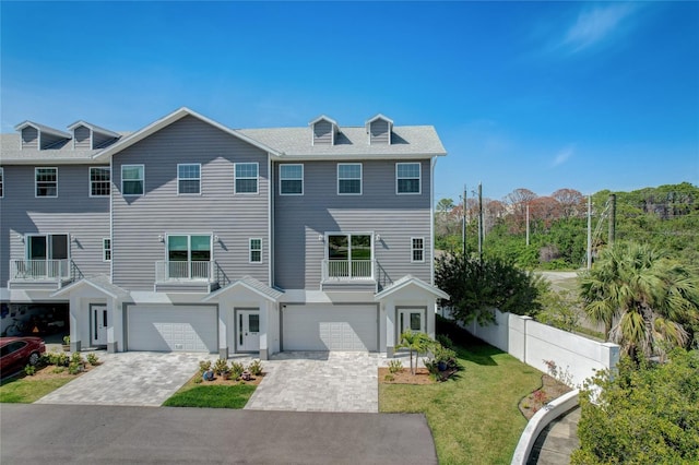 view of front of house featuring a front yard and a garage