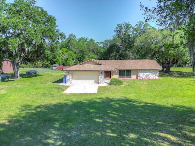 view of front of property featuring a front yard