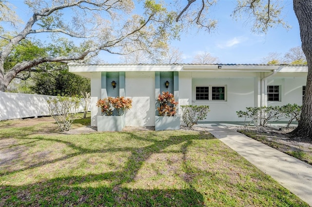 ranch-style house featuring a front yard