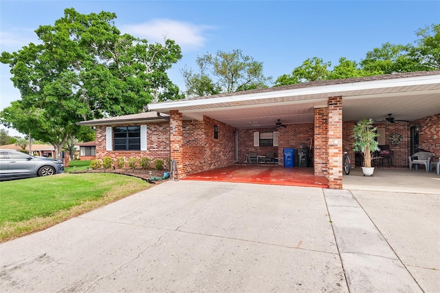 view of front of home featuring a carport and a front lawn