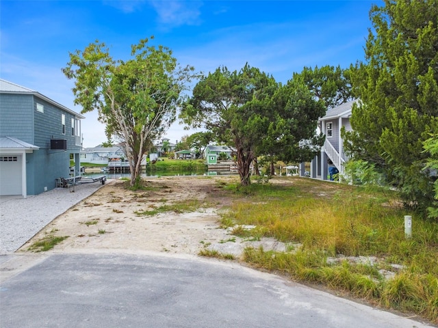 view of yard featuring a residential view