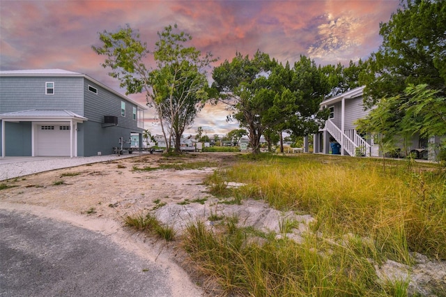 view of yard at dusk