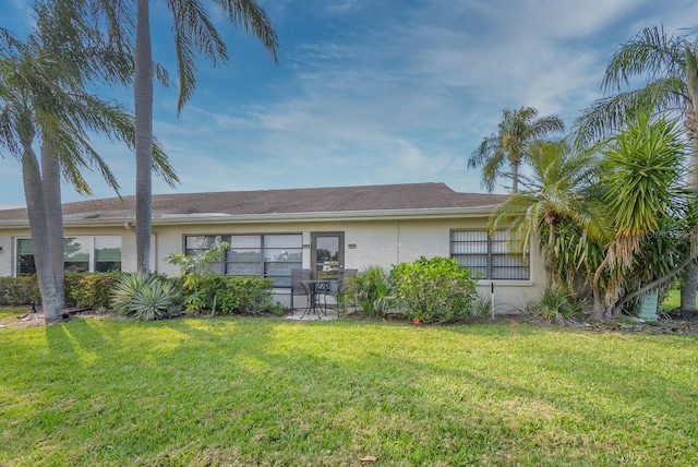 single story home with a front lawn