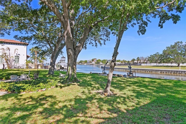 view of yard featuring a water view