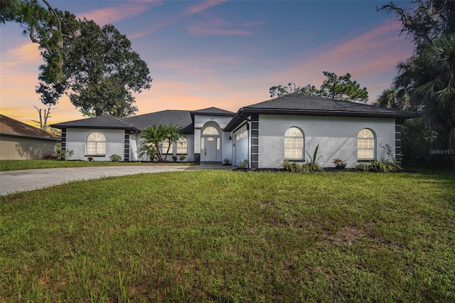 view of front of property featuring a yard