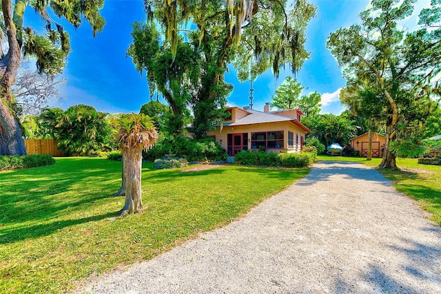 view of front facade featuring a front yard