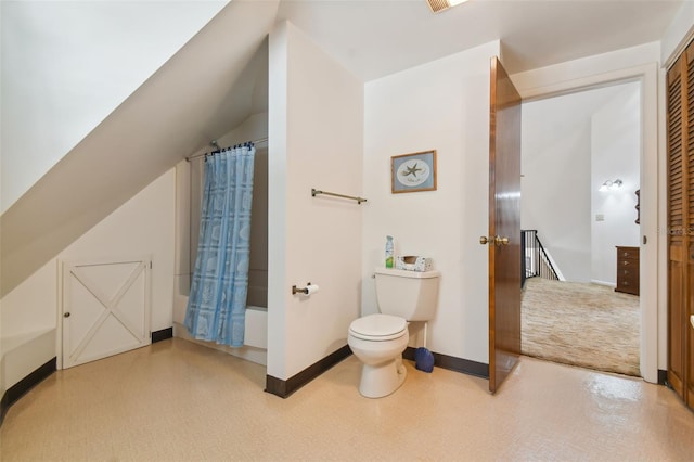 bathroom featuring toilet and shower / bath combo with shower curtain